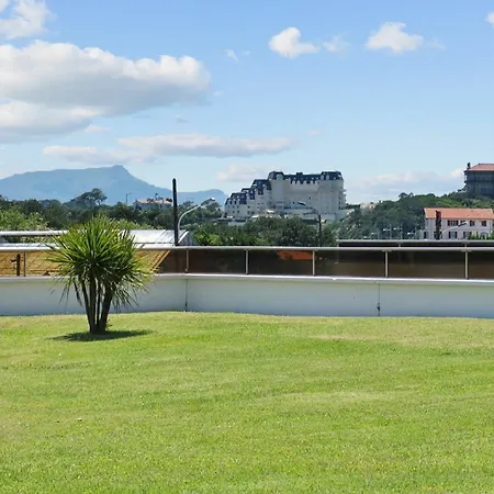 Idyllic In With 2 Bedrooms, Garden And Terrace 150m Apartment