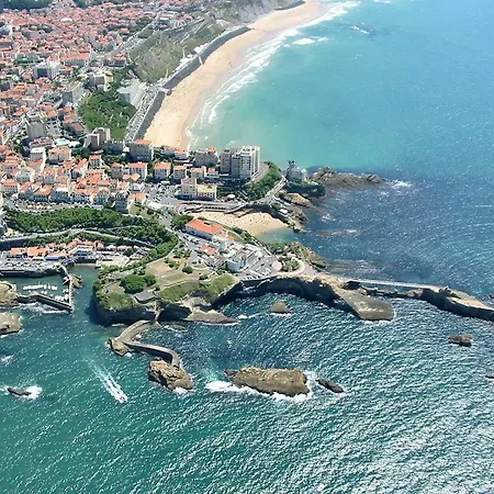 Idyllic In With 2 Bedrooms, Garden And Terrace 150m Biarritz